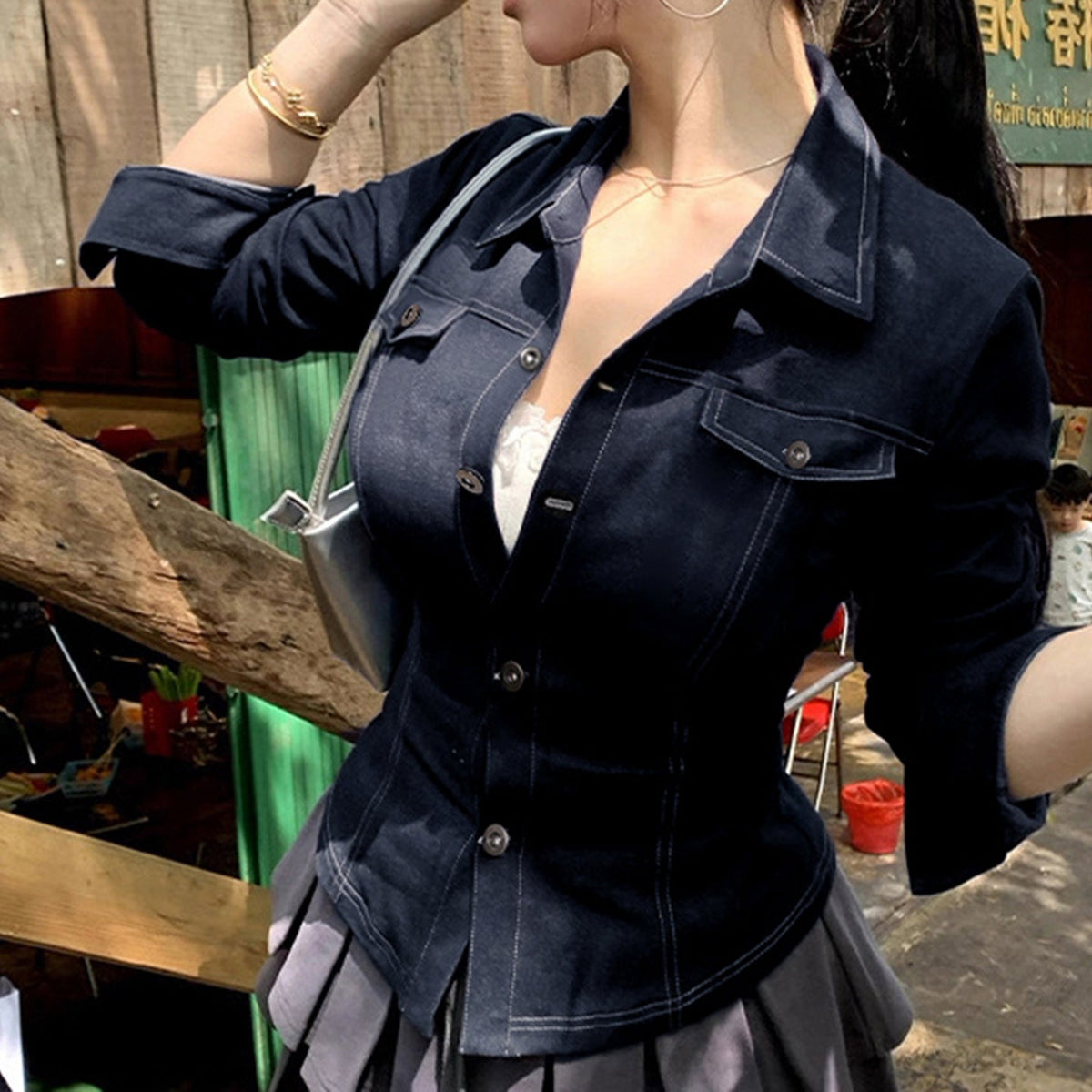 Veste en jean cintrée pour femmes avec coutures contrastantes marquées, poches poitrine et coupe flatteuse Echo Archiv