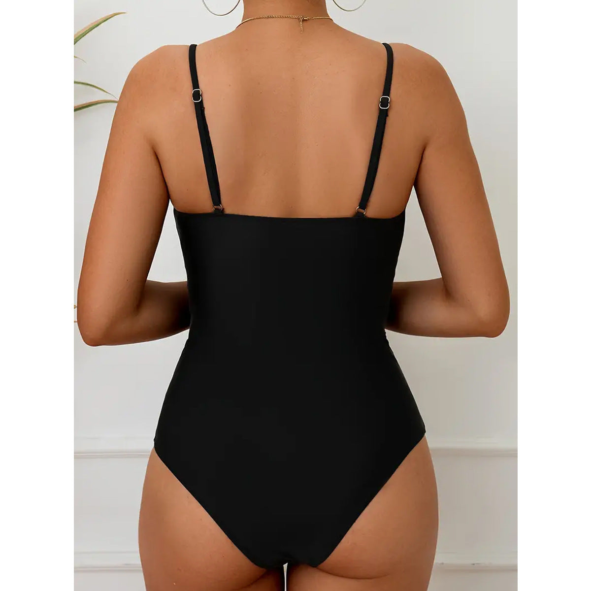 Maillot de bain élégant une pièce pour femmes avec décolleté en V profond et détails en anneau tendance Echo Archiv