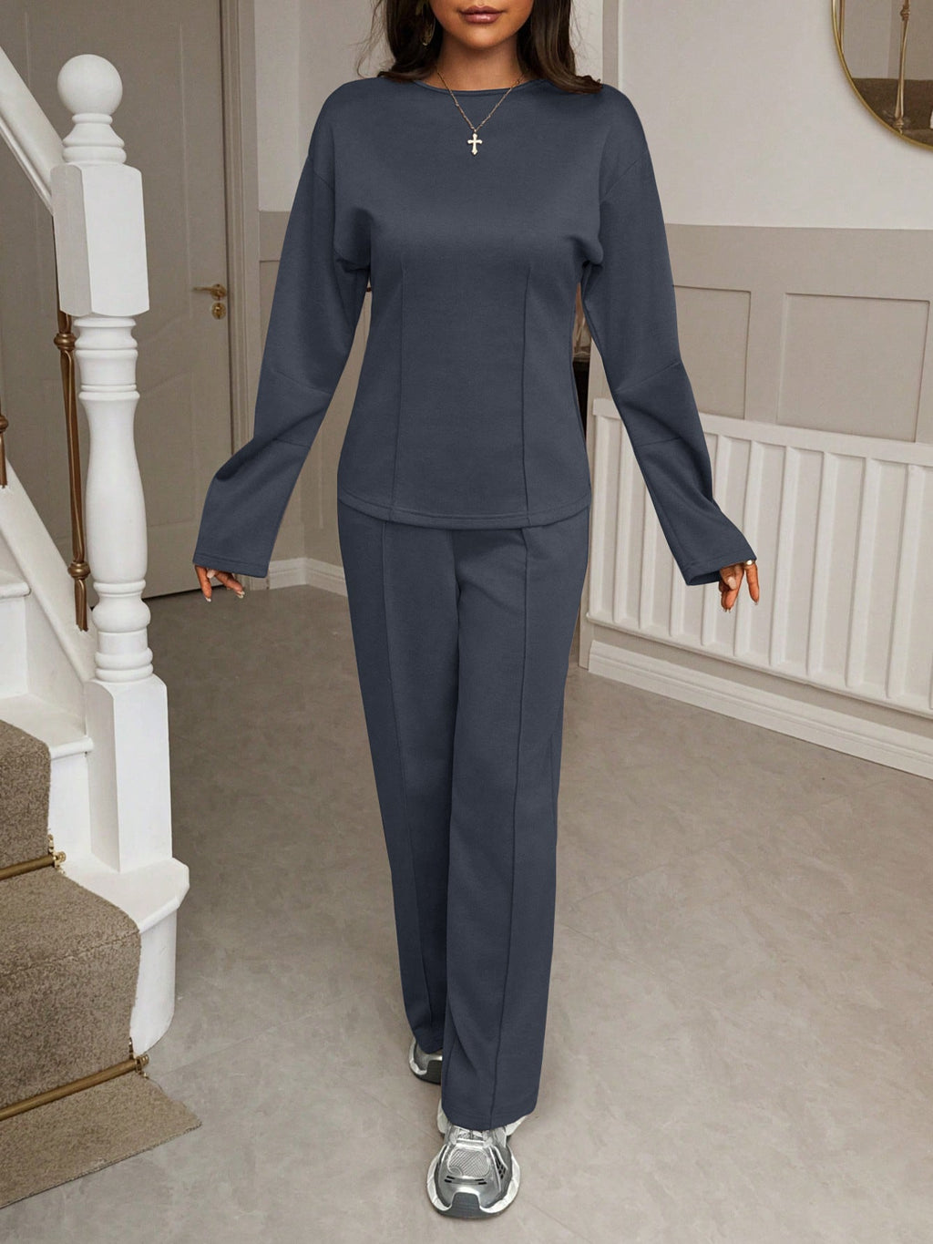 Ensemble lounge pour femmes en sweat-shirt cintré, avec des détails de couture sculptants et un pantalon palazzo ample Echo Archiv