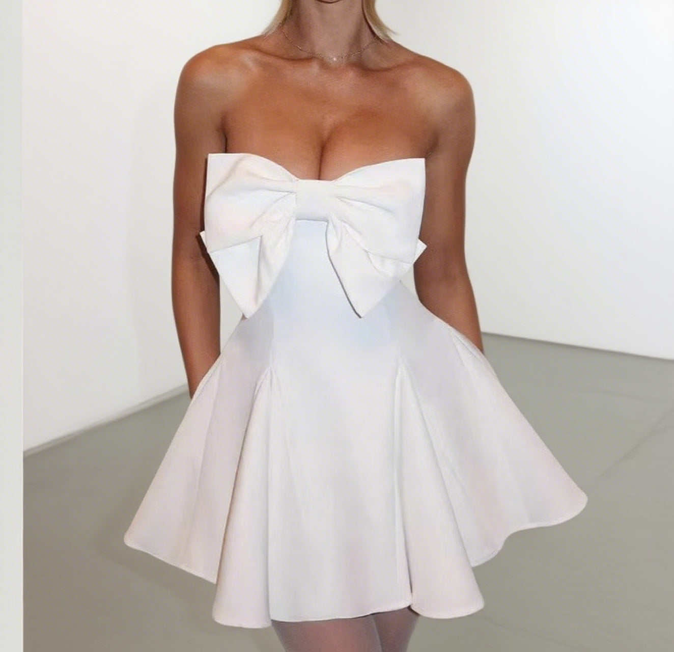 Robe mini pour femmes avec des détails en grandes nœuds R&B