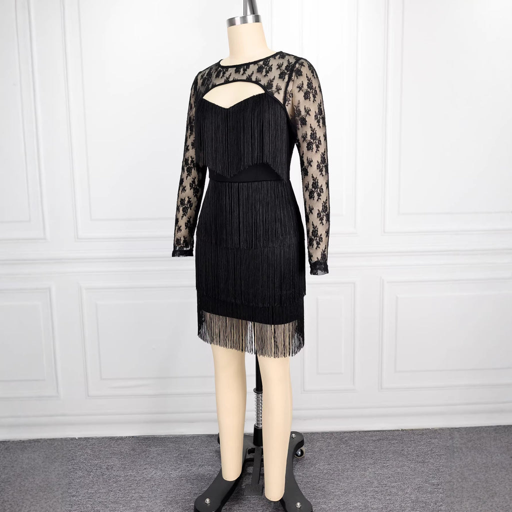 Robe ajustée pour femmes avec des détails à franges et des manches en dentelle transparente R&B