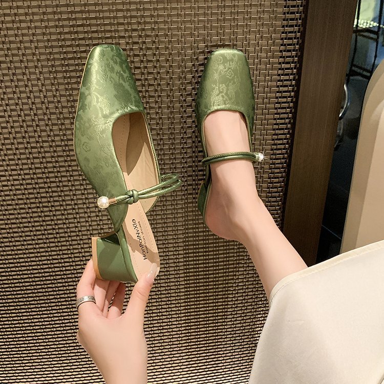 Mules tendance pour femmes avec une élégante application de perles et un talon bloc raffiné R&B