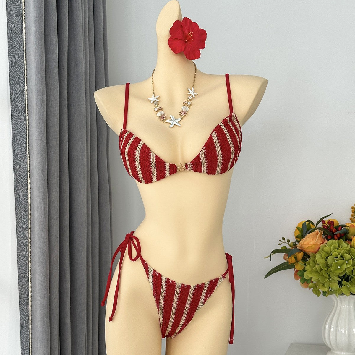 Bikini triangle pour femmes avec un design de lien ludique R&B