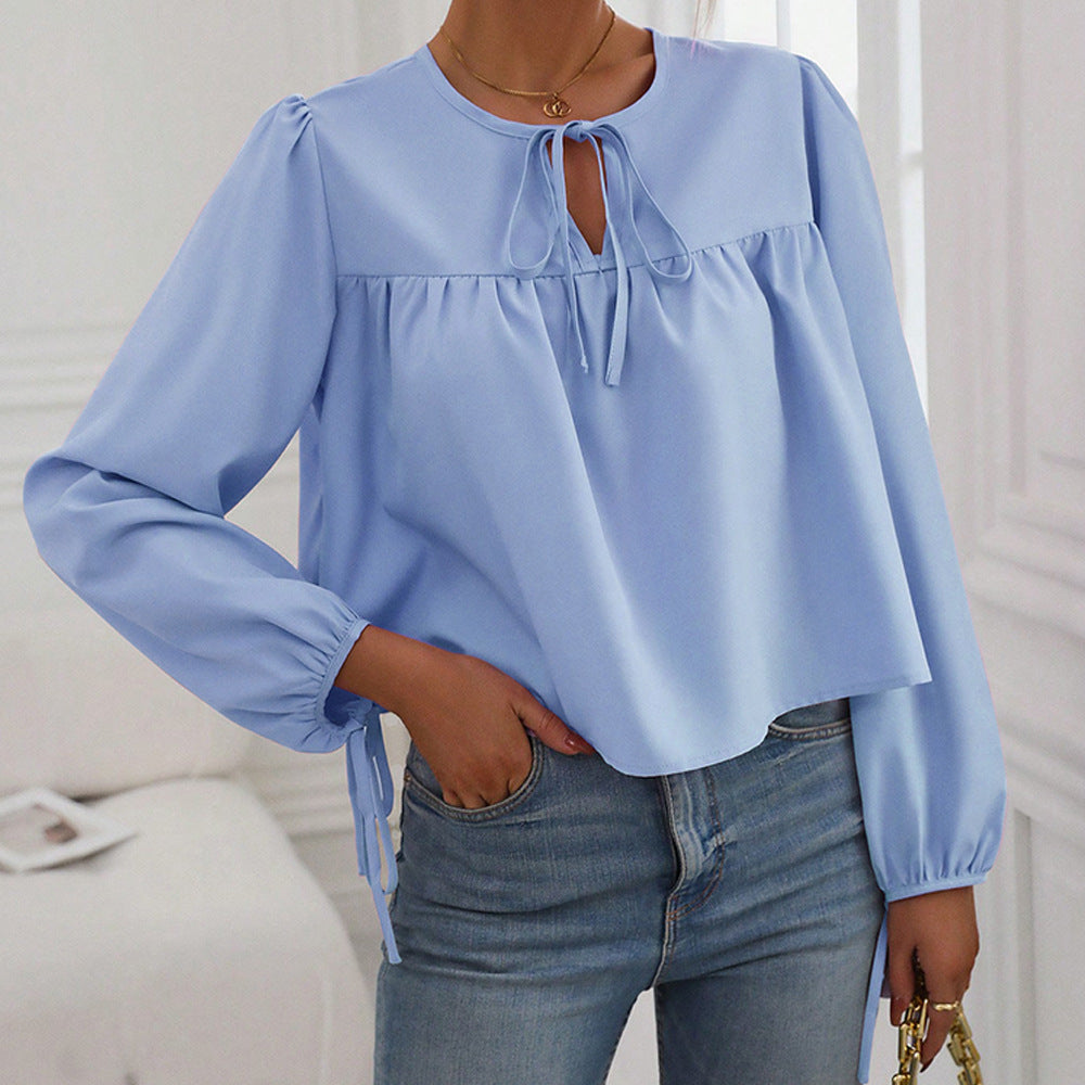 Blouse femme décontractée avec empiècement froncé, lien à nouer au décolleté et manches à cordon