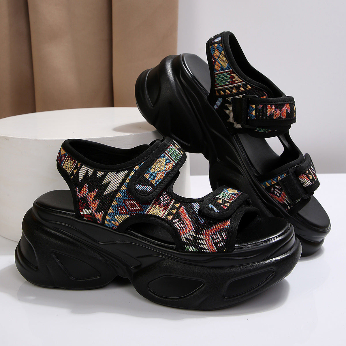 Sandales compensées pour femmes avec fermeture velcro à la mode et semelle profilée tendance R&B