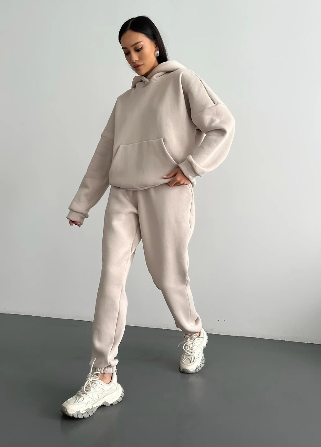 Ensemble de loungewear confortable pour femmes en deux parties avec un sweat à capuche oversize, poche kangourou et jogger à cheville élastique en French Terry Echo Archive