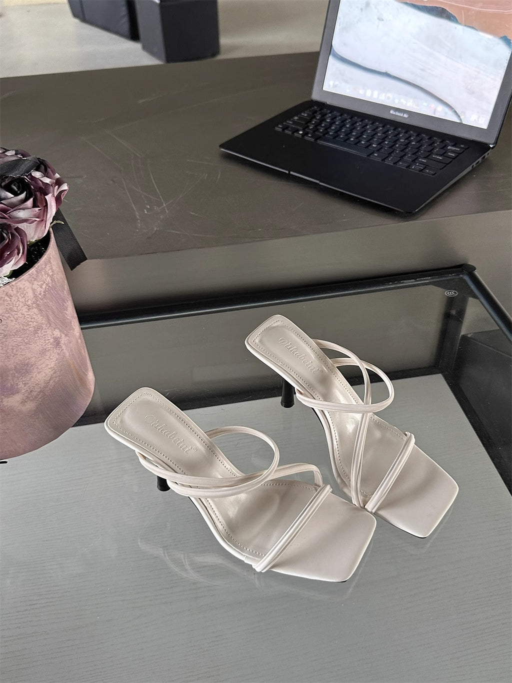 Sandales élégantes à talons aiguilles pour femmes avec des brides ornées R&B