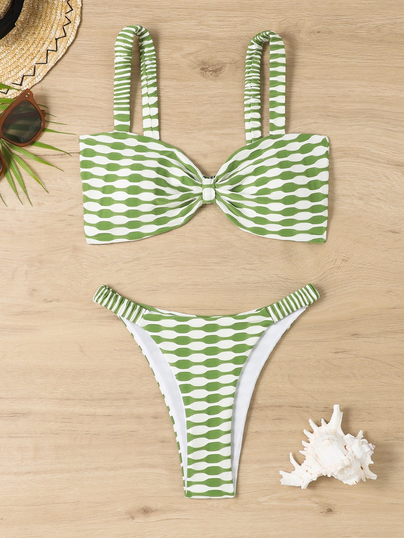Haut de bikini pour femmes avec des volants tendance et des bretelles larges Echo Archiv