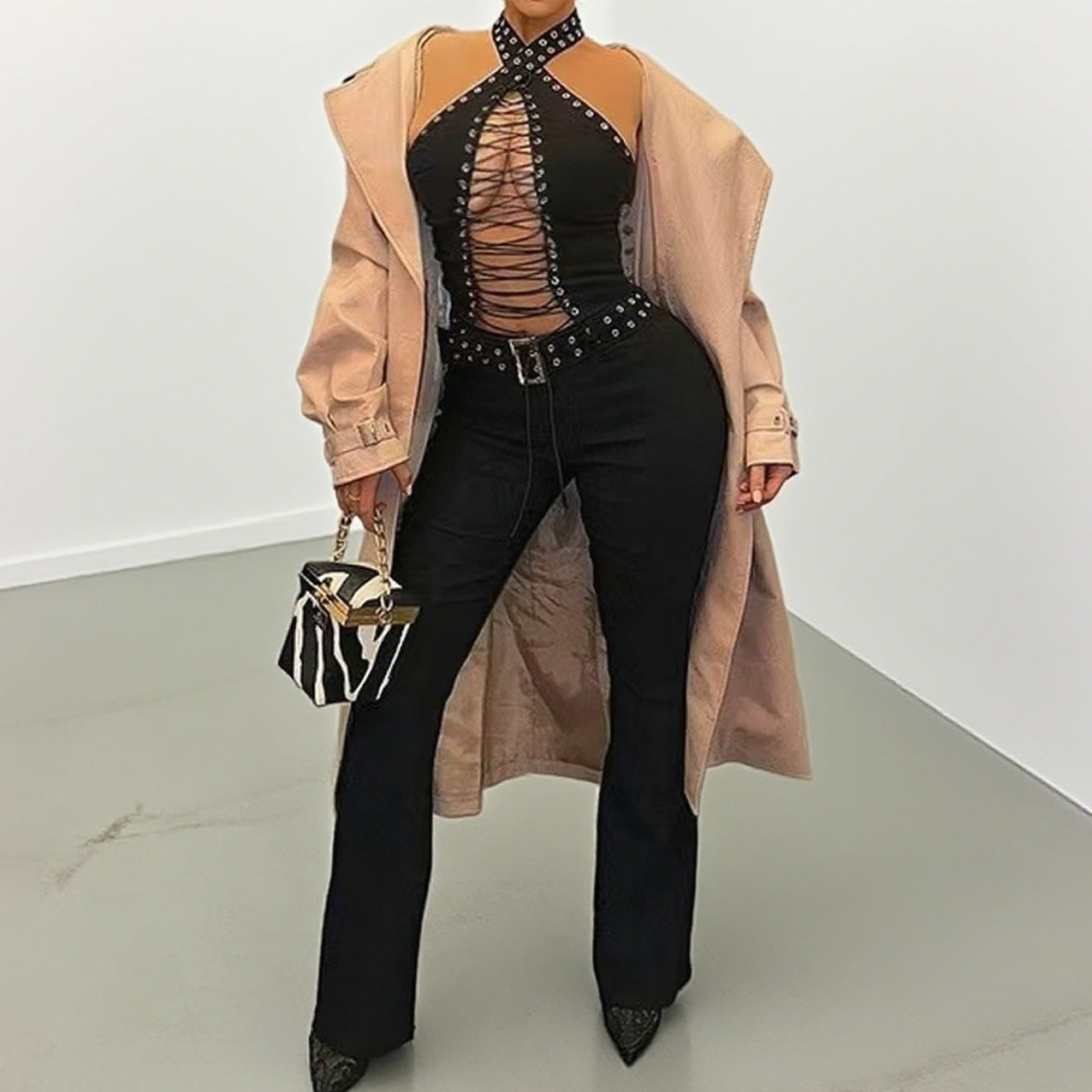 Haut élégant pour femmes avec un design en lacets élaboré et des accents scintillants R&B