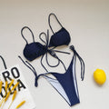 Ensemble bikini triangle pour femmes avec des liens ludiques et un contraste de couleurs élégant R&B