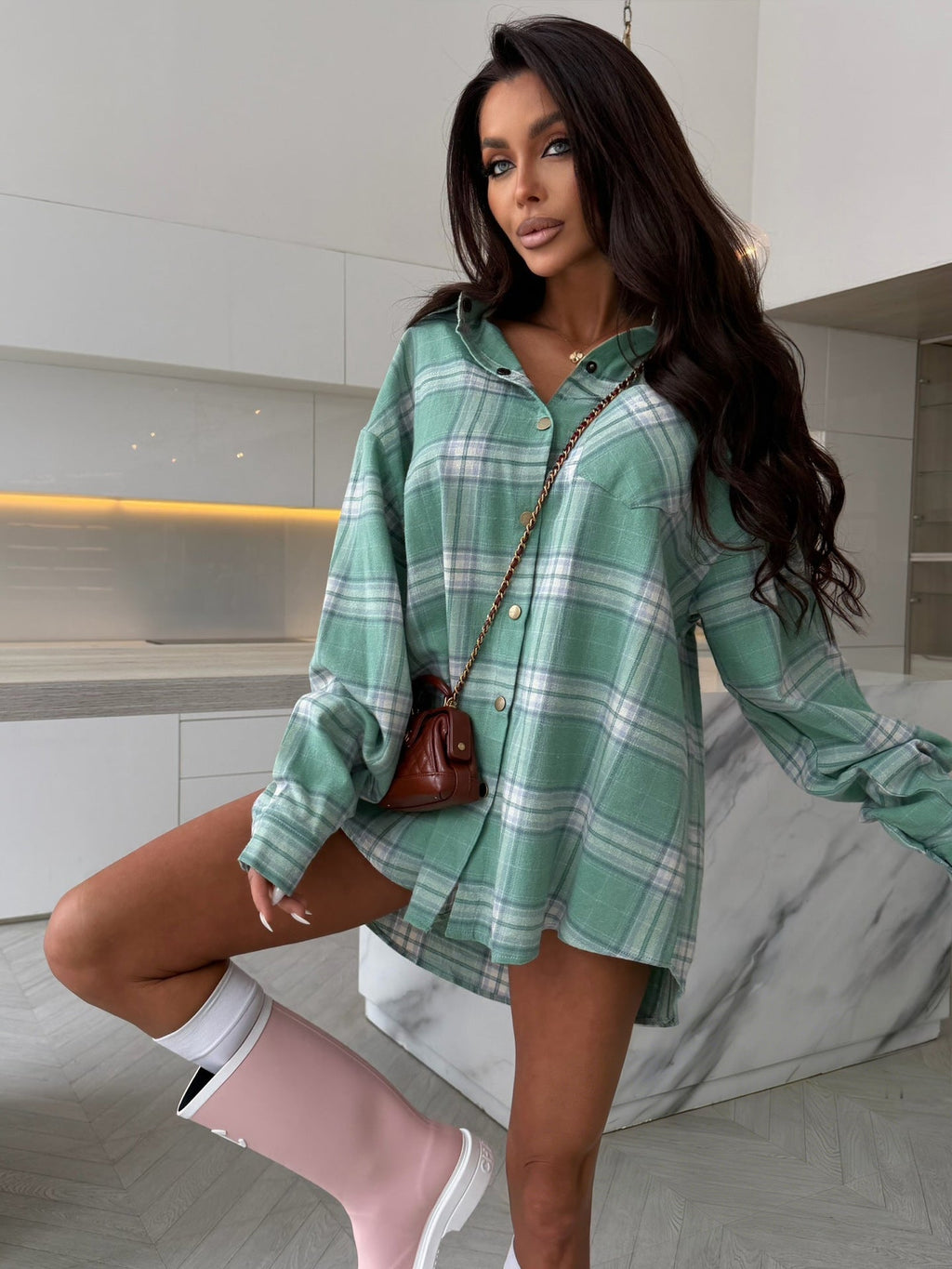 Robe chemise à carreaux surdimensionnée pour femmes avec patte de boutonnage, poches poitrine et ourlet arrière allongé Echo Archiv