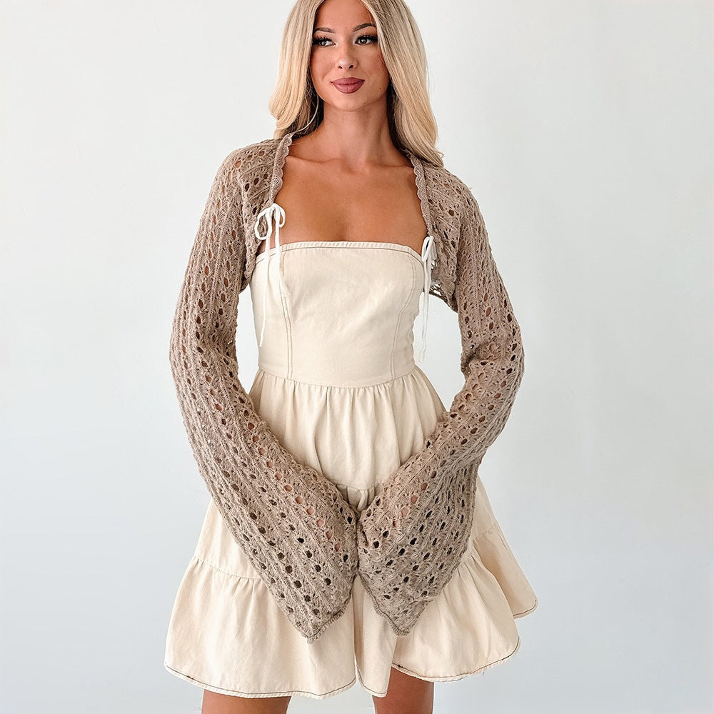Boléro court en crochet pour femmes avec motif ajouré, lien et manches en trompette
