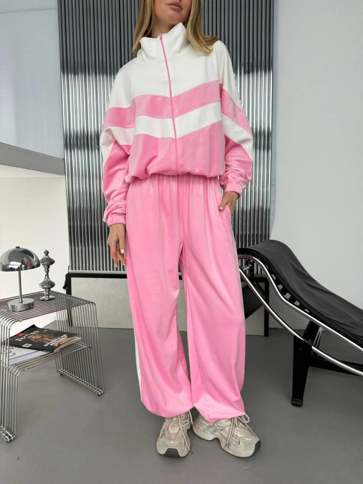 Ensemble de survêtement en velours inspiré du rétro pour femmes avec design Chevron, col montant et joggers taille haute Echo Archiv