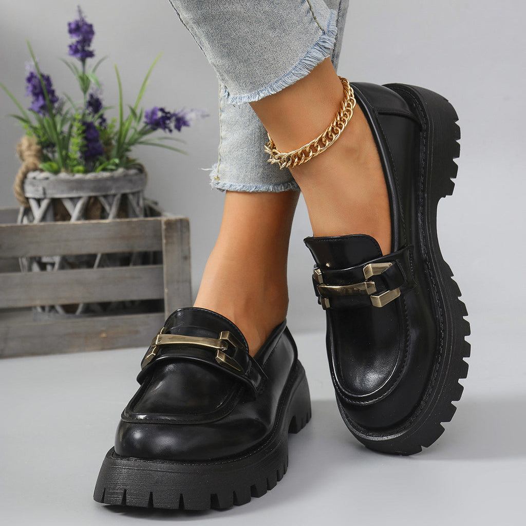 Mocassins pour femmes avec accents métalliques tendance et semelle compensée stable R&B