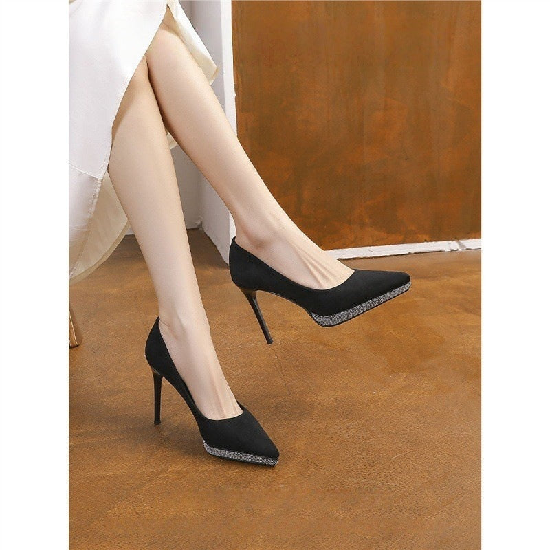 Pompes à talons hauts élégantes pour femmes avec accents dorés R&B