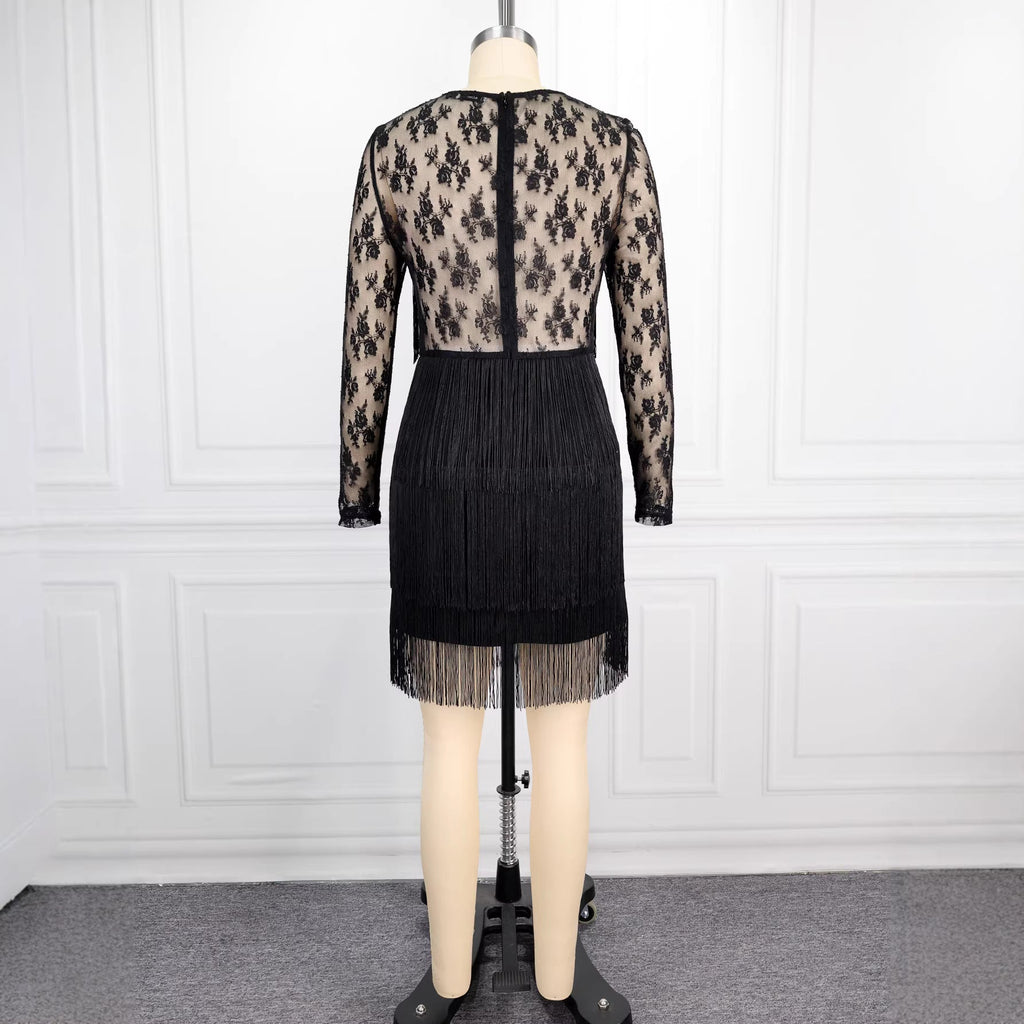 Robe ajustée pour femmes avec des détails à franges et des manches en dentelle transparente R&B
