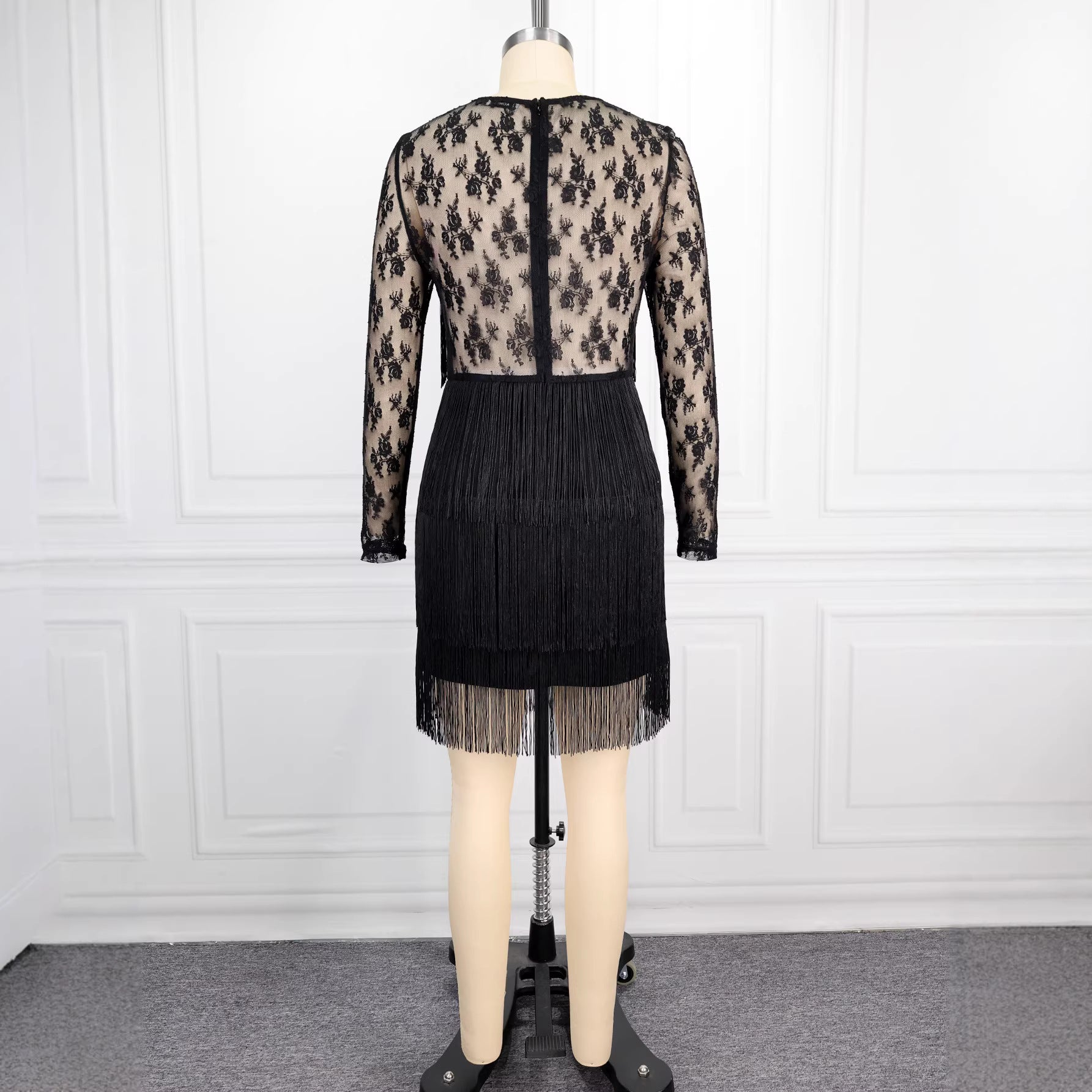 Robe ajustée pour femmes avec des détails à franges et des manches en dentelle transparente R&B
