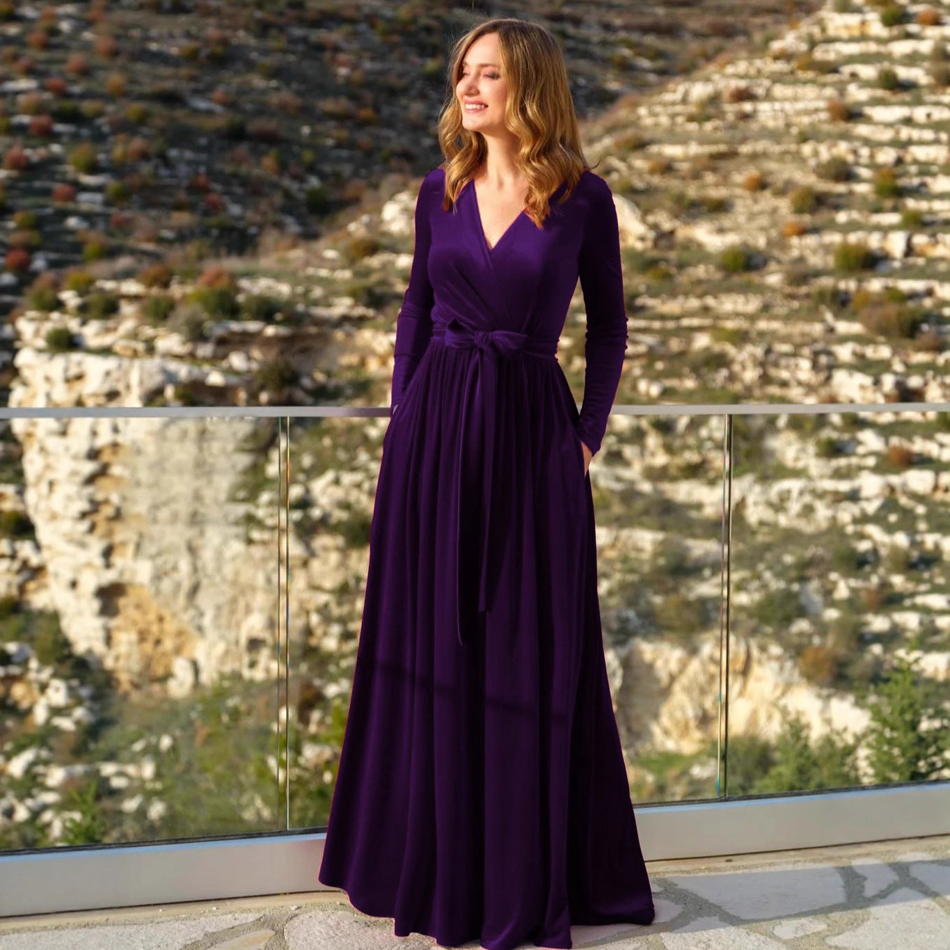Robe maxi portefeuille élégante en velours pour femmes avec décolleté en V, ceinture à la taille et poches latérales Echo Archiv