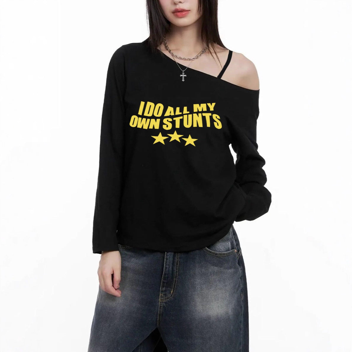 T-shirt long à manches asymétriques et décolleté off-shoulder pour femmes avec un imprimé statement frappant et une coupe oversize décontractée Echo Archiv