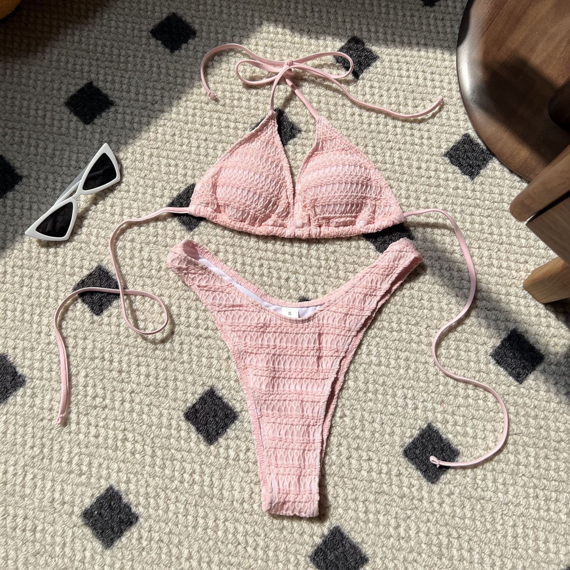 Bikini triangle pour femmes avec surface texturée et bretelles ludiques R&B