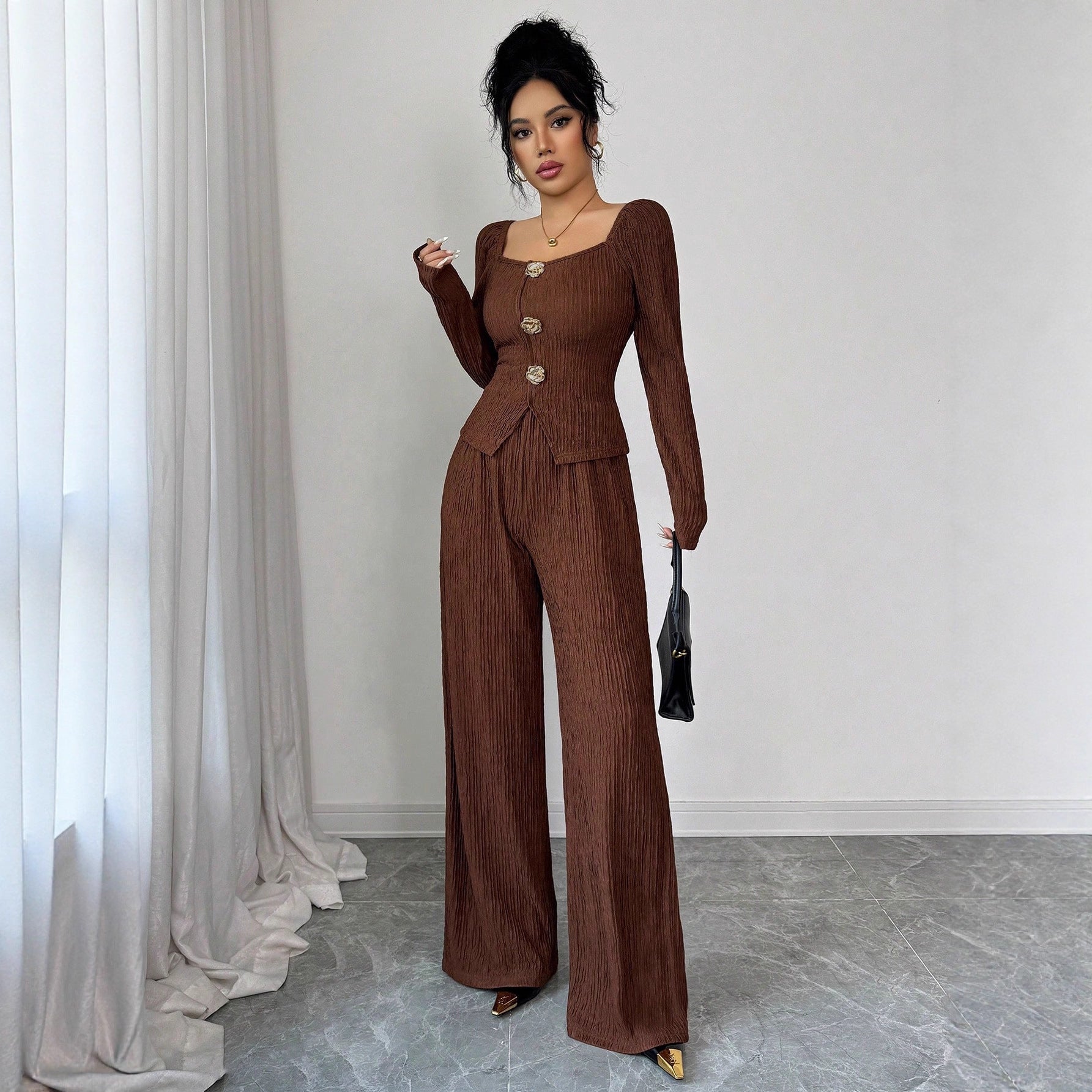 Ensemble de blouse et pantalon cintré en crinkle-plié avec manches bouffantes et boutons décoratifs R&B