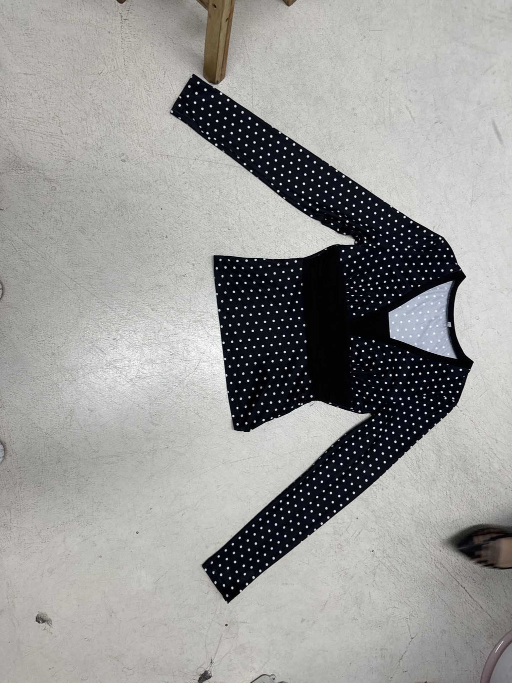 Blouse wrap cintrée pour femmes avec motif à pois, décolleté en V profond et large ceinture Echo Archiv
