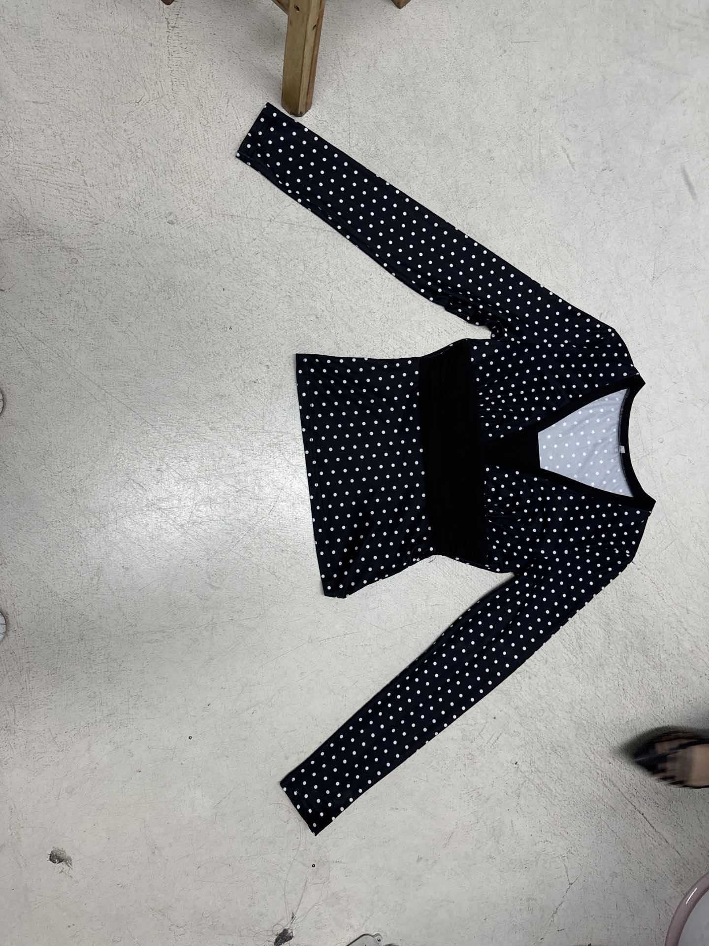 Blouse wrap cintrée pour femmes avec motif à pois, décolleté en V profond et large ceinture Echo Archiv