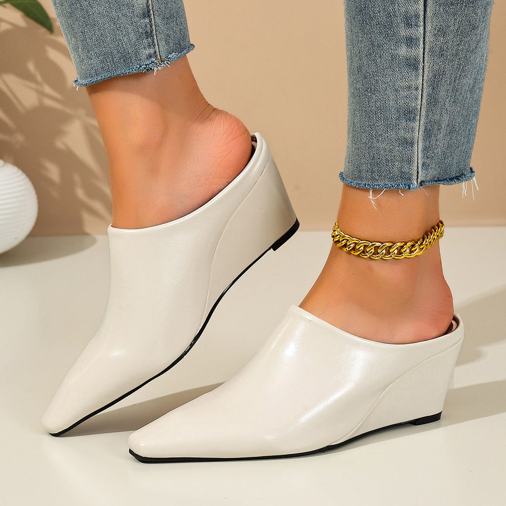 Mules pour femmes avec un design élégant et pointu et une surface brillante R&B