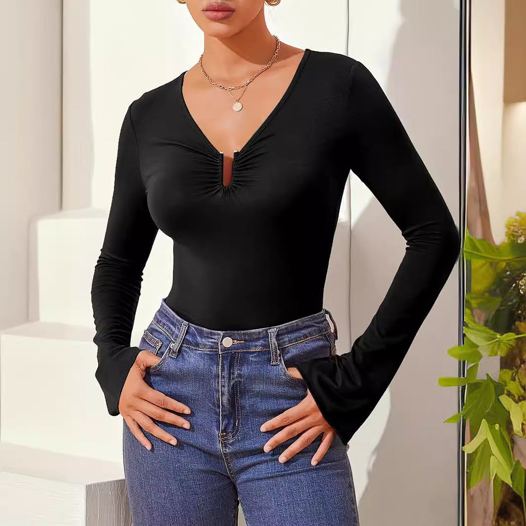 Chemisier ajusté à manches longues avec décolleté fendu froncé et ourlet en pointe R&B