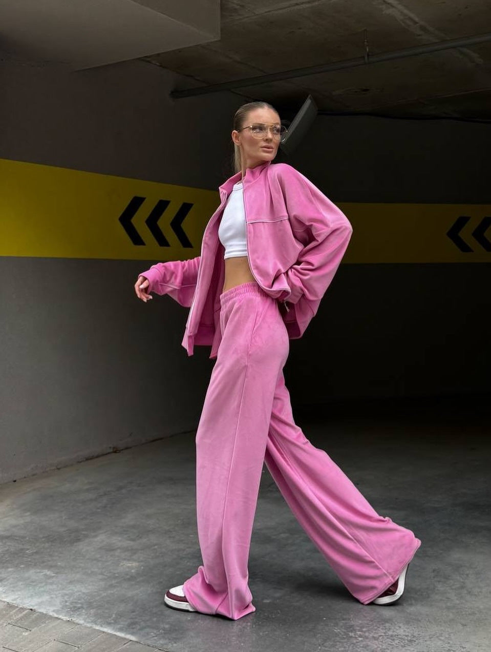 Ensemble moderne en velours pour femmes avec col montant zippé et pantalon palazzo fluide Echo Archiv