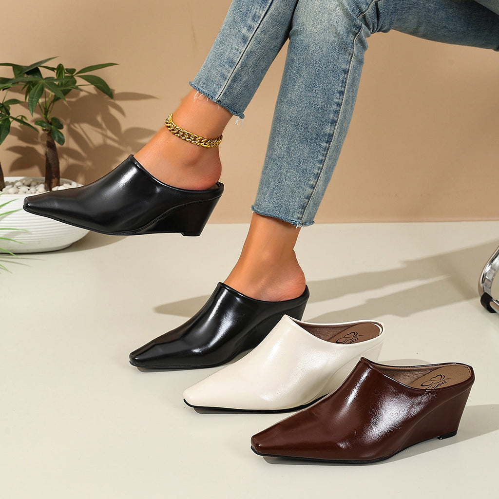 Mules pour femmes avec un design élégant et pointu et une surface brillante R&B