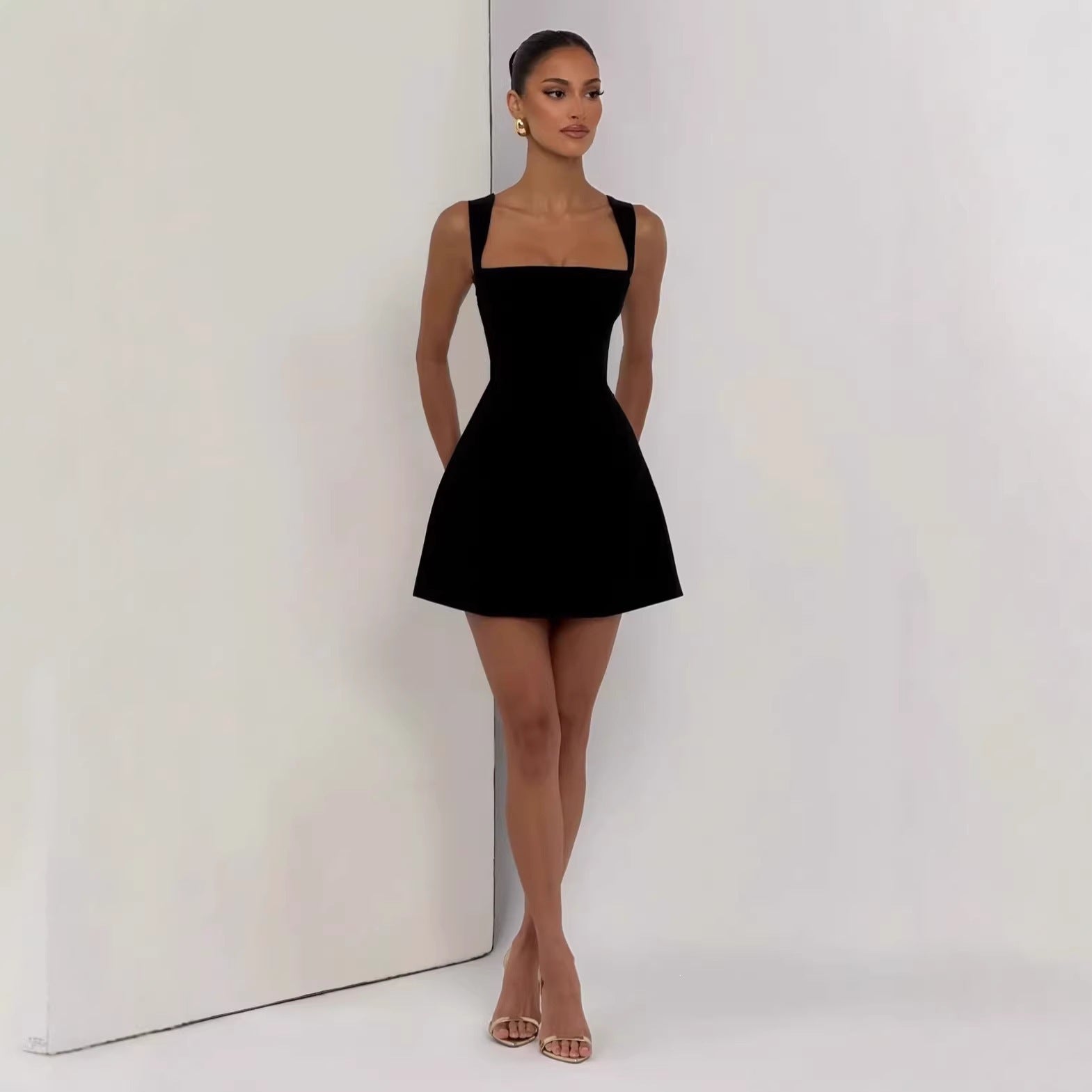 Robe mini ajustée pour femmes avec bretelles larges et décolleté élégant R&B