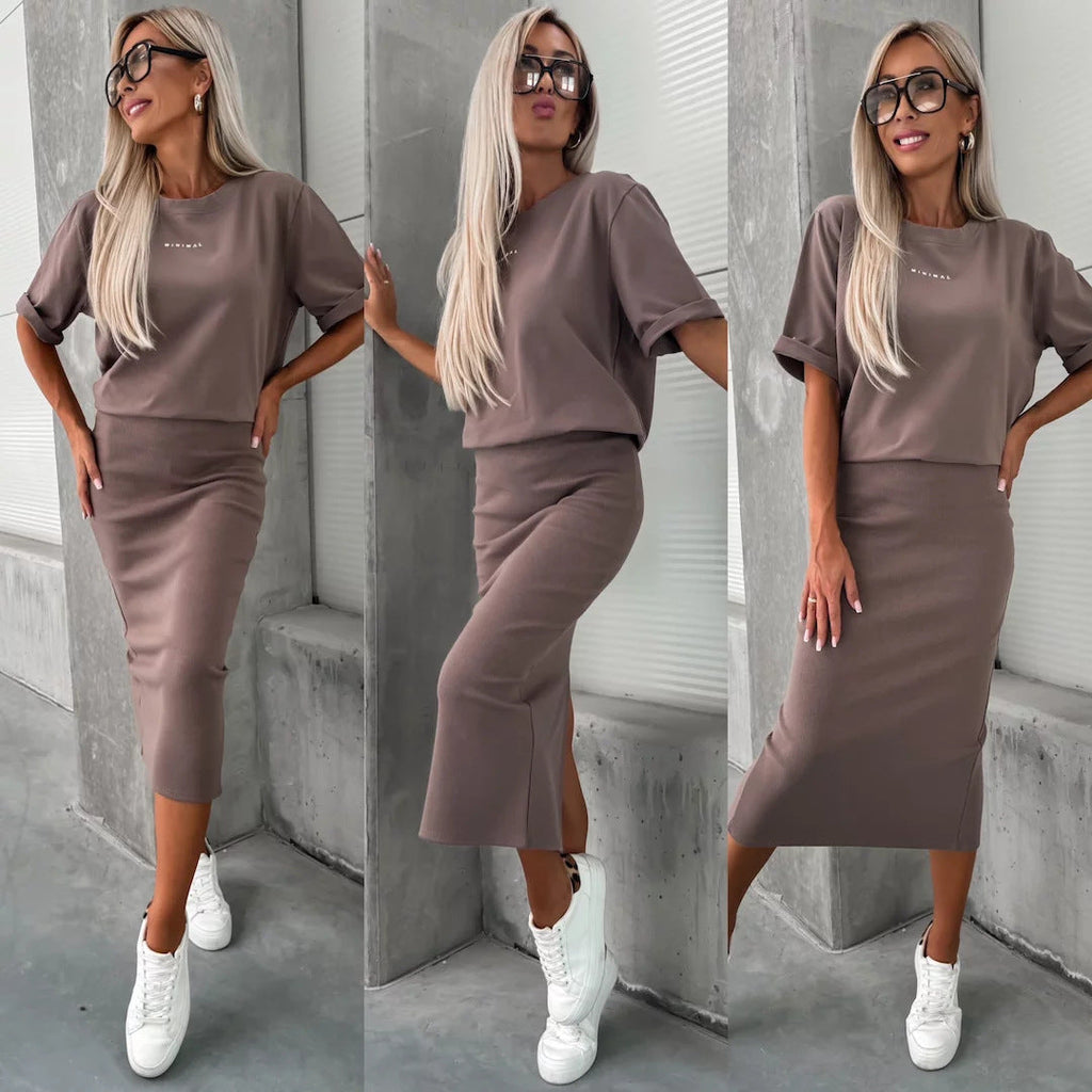Ensemble tricoté deux pièces pour femmes avec t-shirt boxy oversize et jupe midi flatteuse avec fente latérale Echo Archive