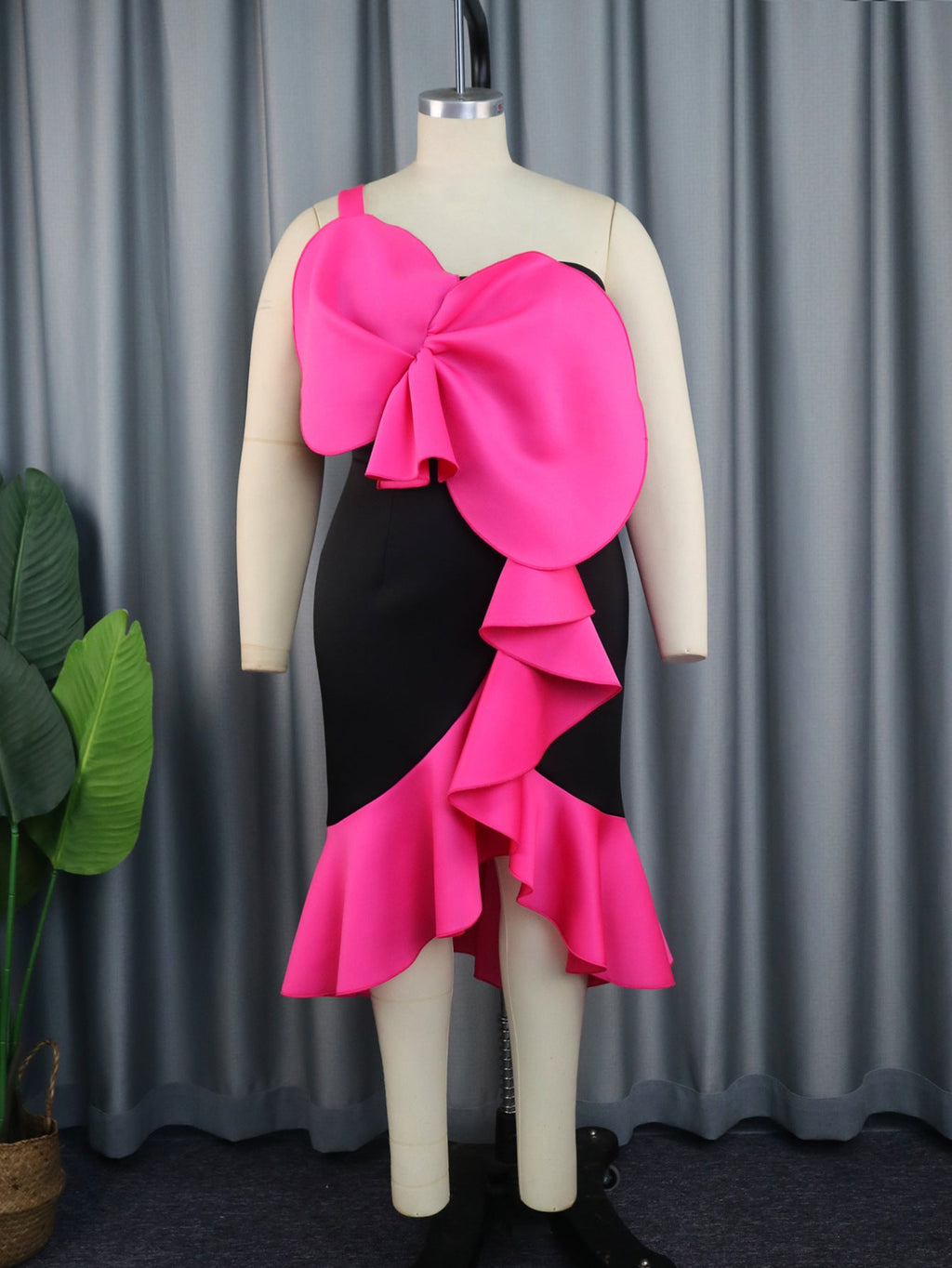 Robe de cocktail pour femmes avec application de nœud décoratif R&B