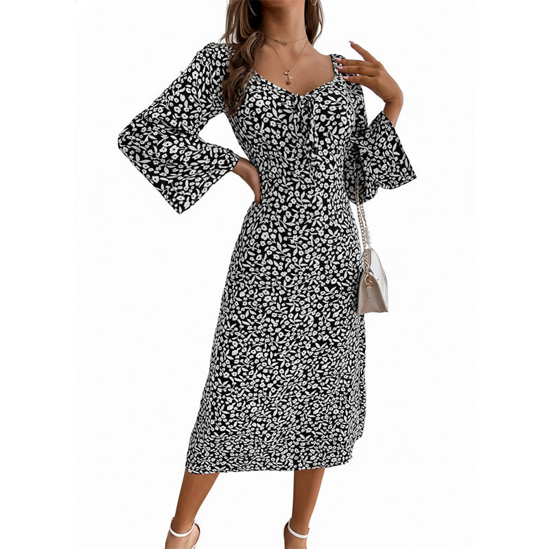 Robe midi fleurie pour femmes avec taille cintrée et manches trompette évasées Echoarchiv