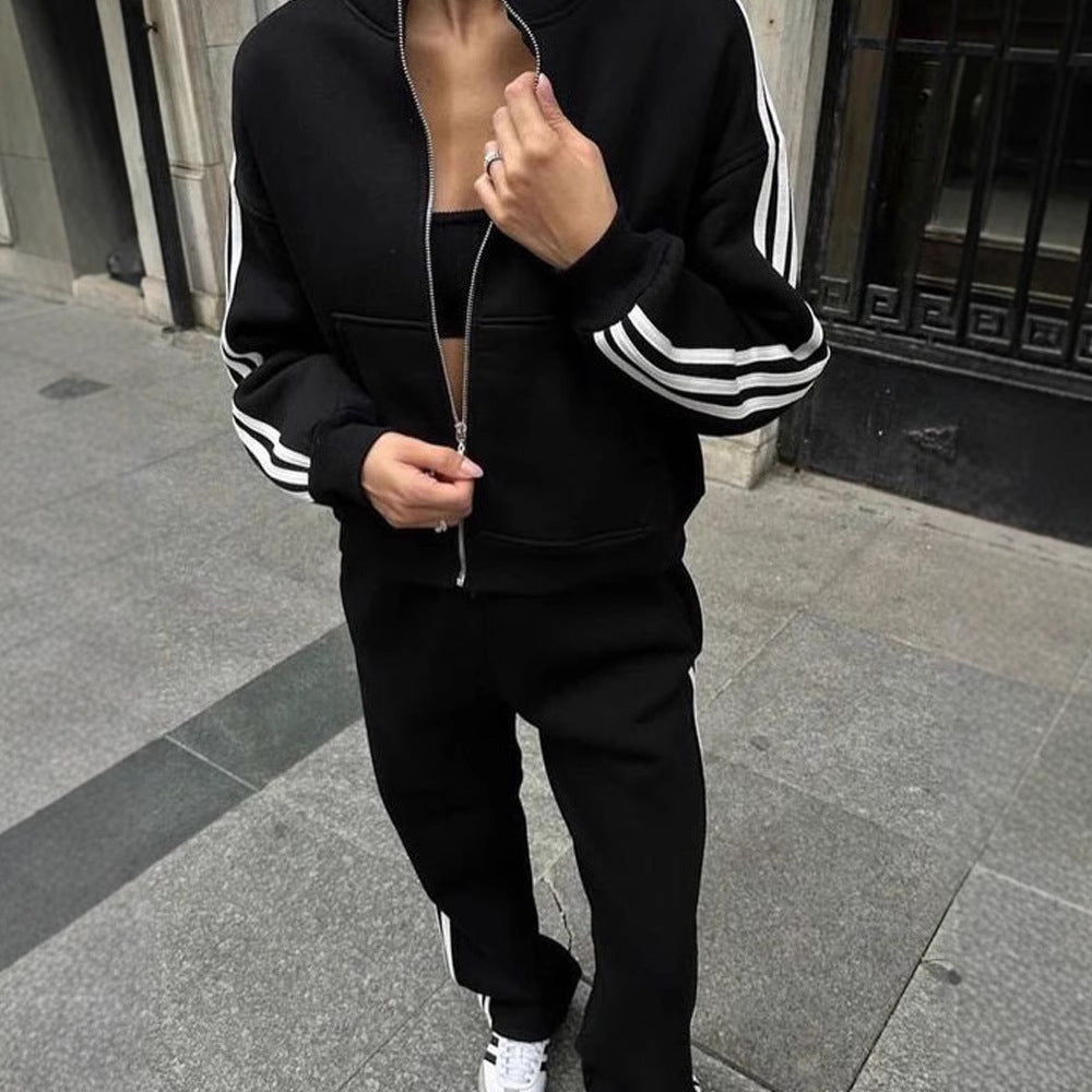Ensemble de jogging féminin sport chic en deux parties avec col montant, fermeture éclair intégrale et bandes contrastées sur les côtés Echo Archiv