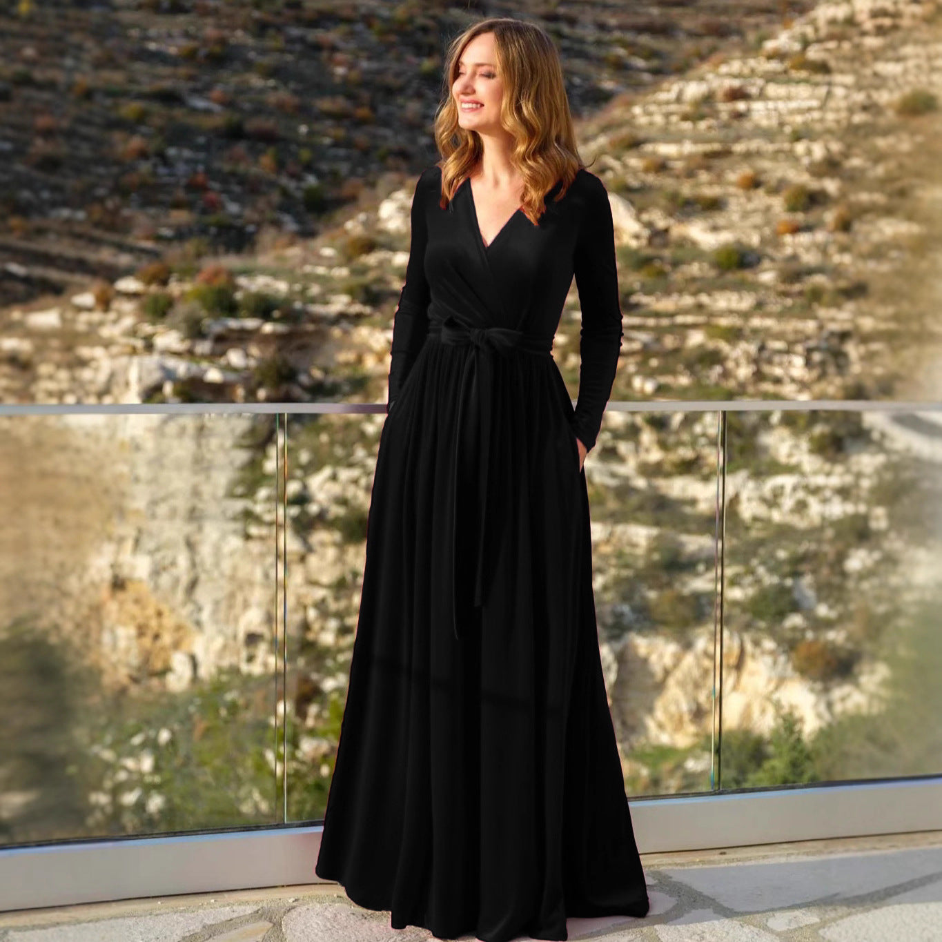 Robe maxi portefeuille élégante en velours pour femmes avec décolleté en V, ceinture à la taille et poches latérales Echo Archiv