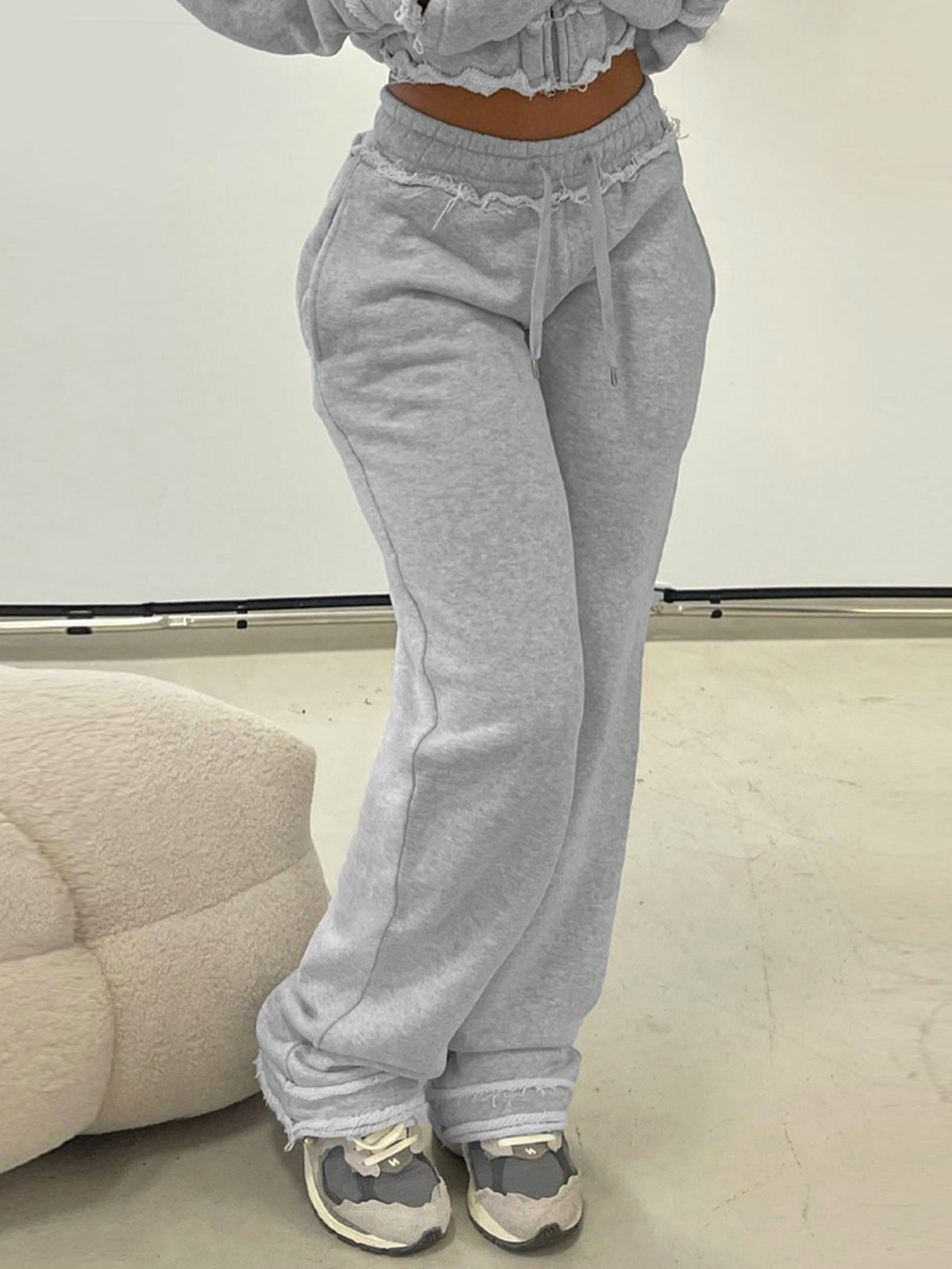 Veste cropped ajustée pour femmes avec fermeture éclair intégrale, bord élastique et impression universitaire Echo Archiv