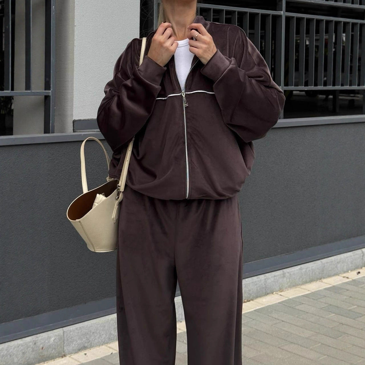 Ensemble moderne en velours pour femmes avec col montant zippé et pantalon palazzo fluide Echo Archiv