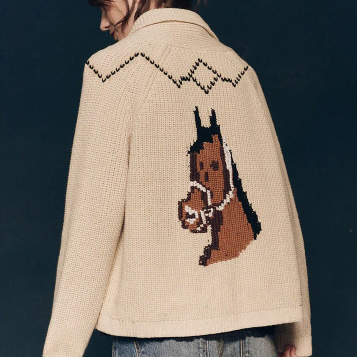 Cardigan en grosse maille pour femmes avec col à revers et intarsie de cheval Echoarchiv