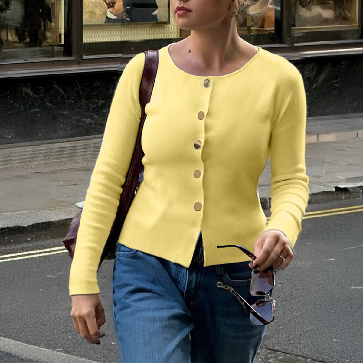 Cardigan fin ajusté pour femmes avec patte de boutons dorés asymétrique et fente avant Echo Archiv
