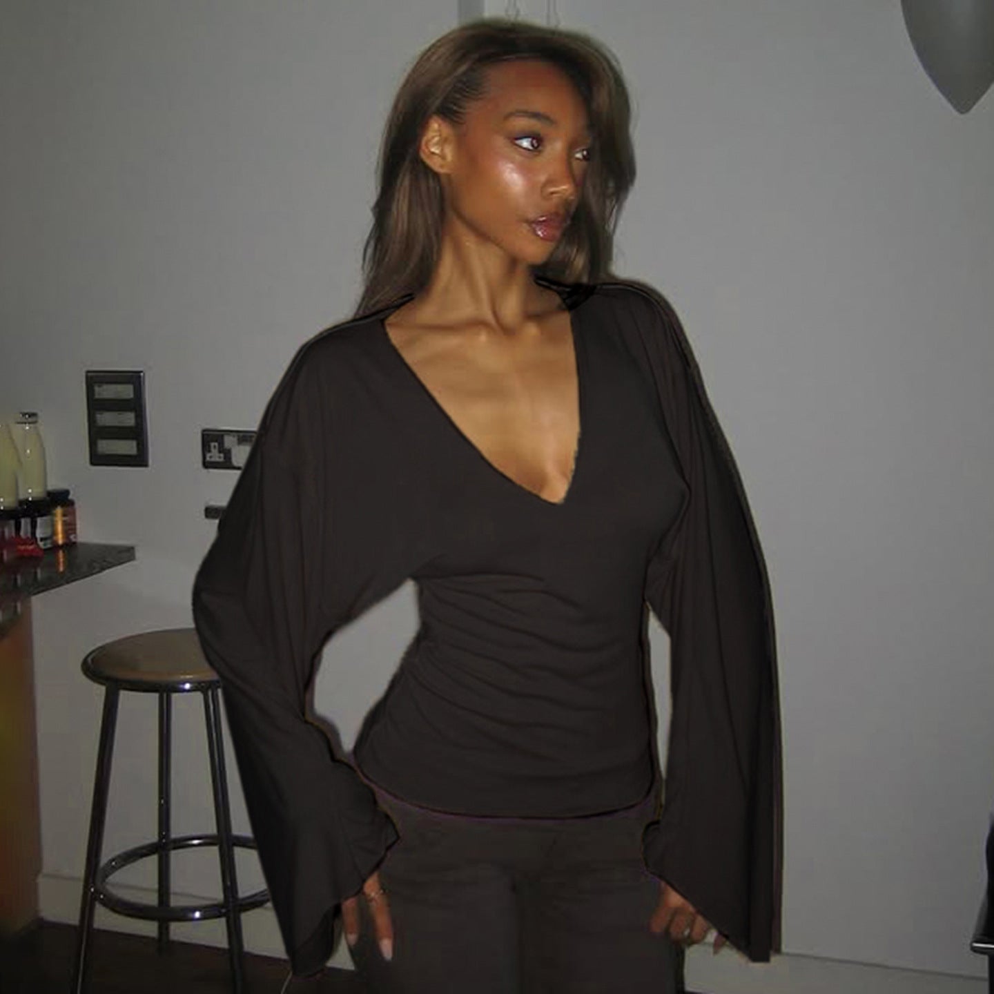 Chemisier cropped à manches longues cintré pour femmes avec décolleté en V, épaules tombantes et qualité jersey douce Echo Archiv