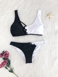 Ensemble de bikini moderne pour femmes avec coupe asymétrique et détails lacés R&B