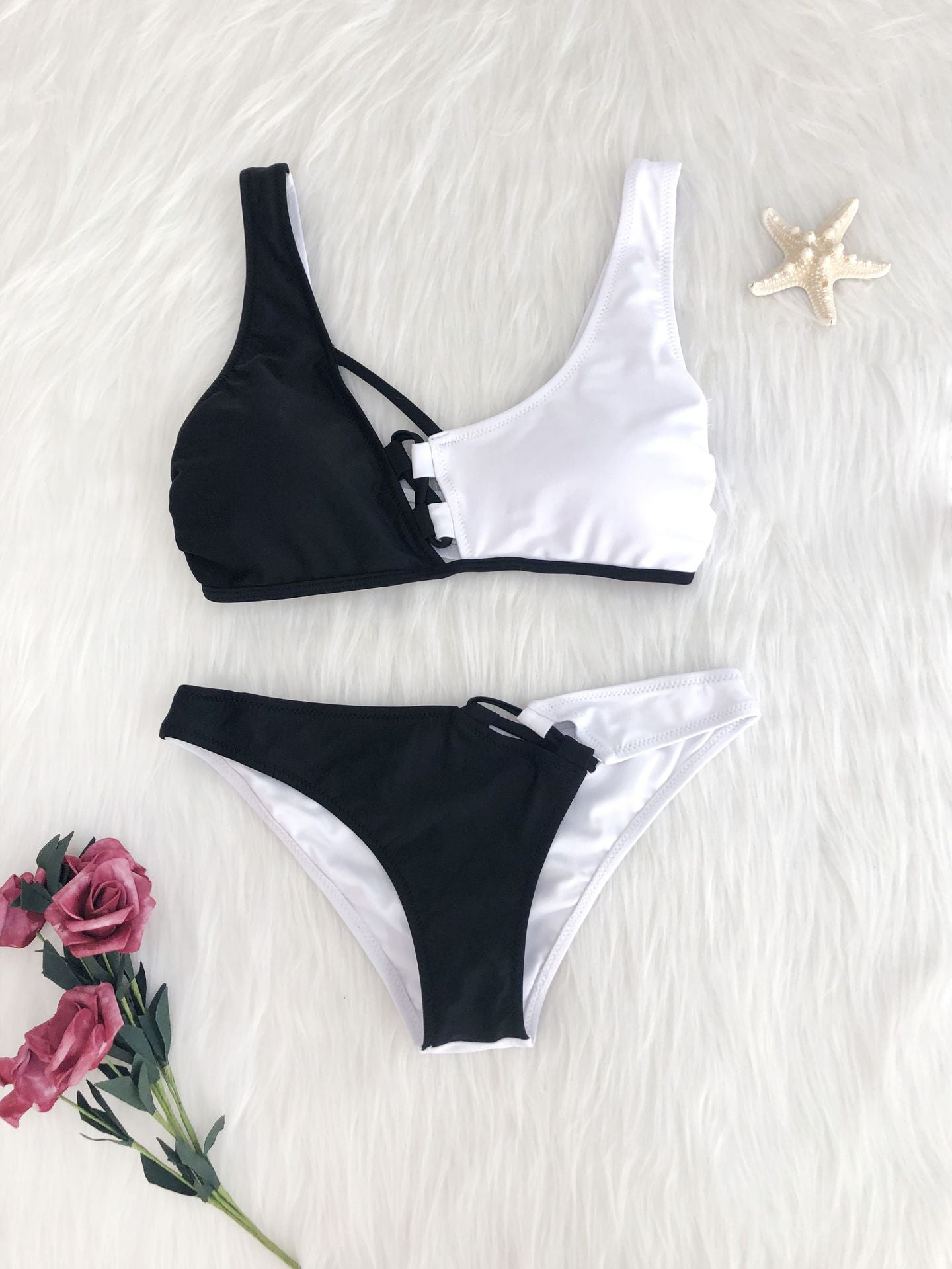 Ensemble de bikini moderne pour femmes avec coupe asymétrique et détails lacés R&B