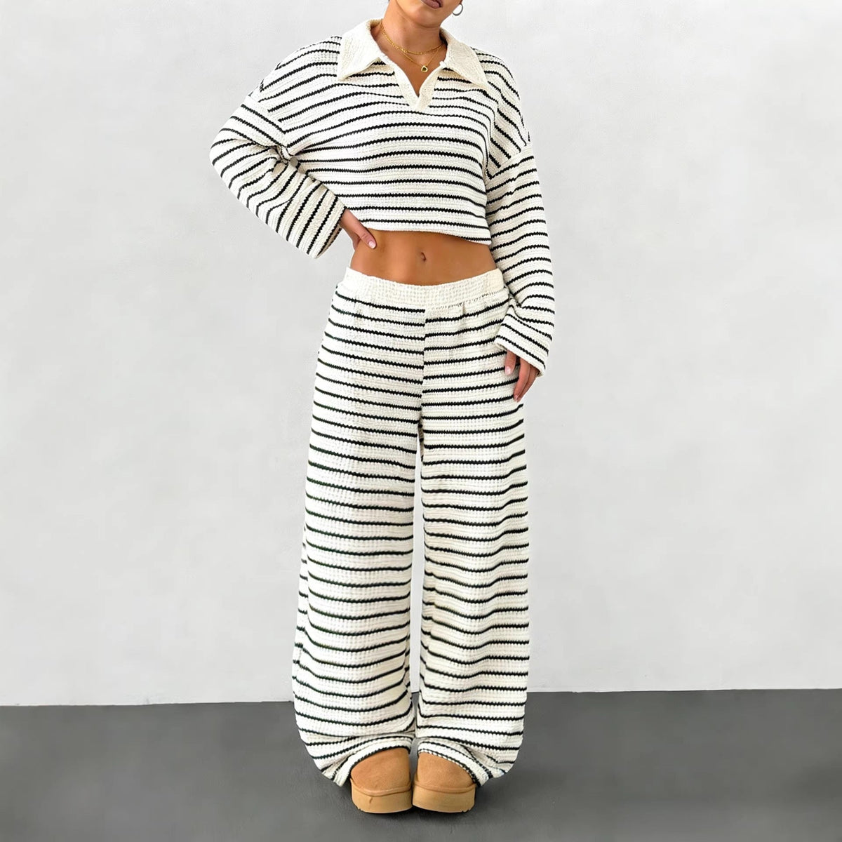 Pull en tricot rayé pour femmes avec col polo et manches oversize Echoarchiv