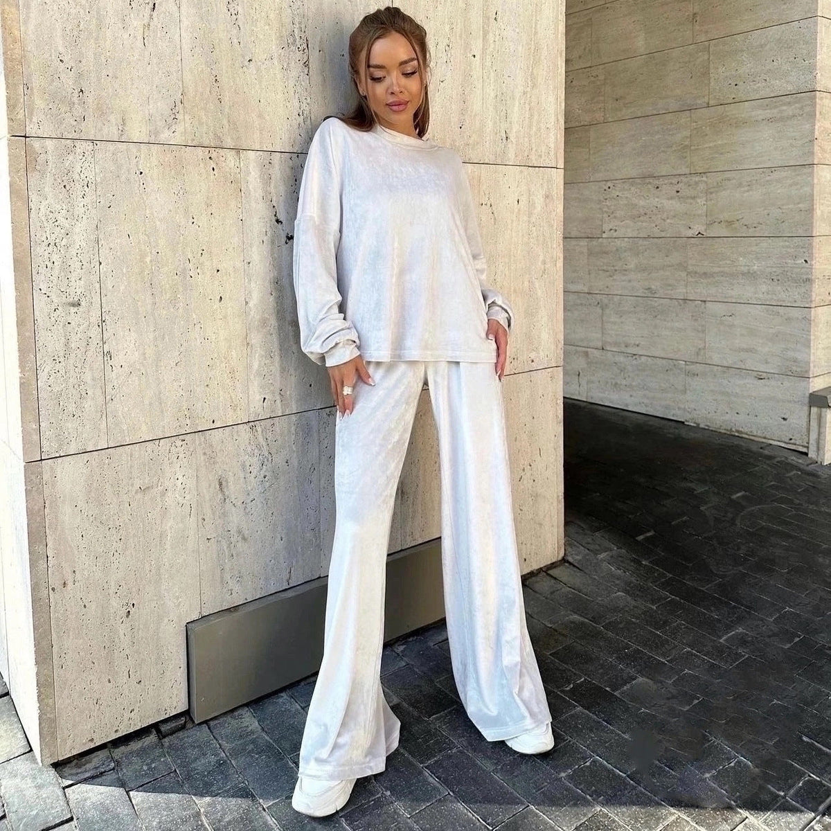 Ensemble de détente en velours luxueux pour femmes avec col rond oversize et jogger taille haute Echo Archiv