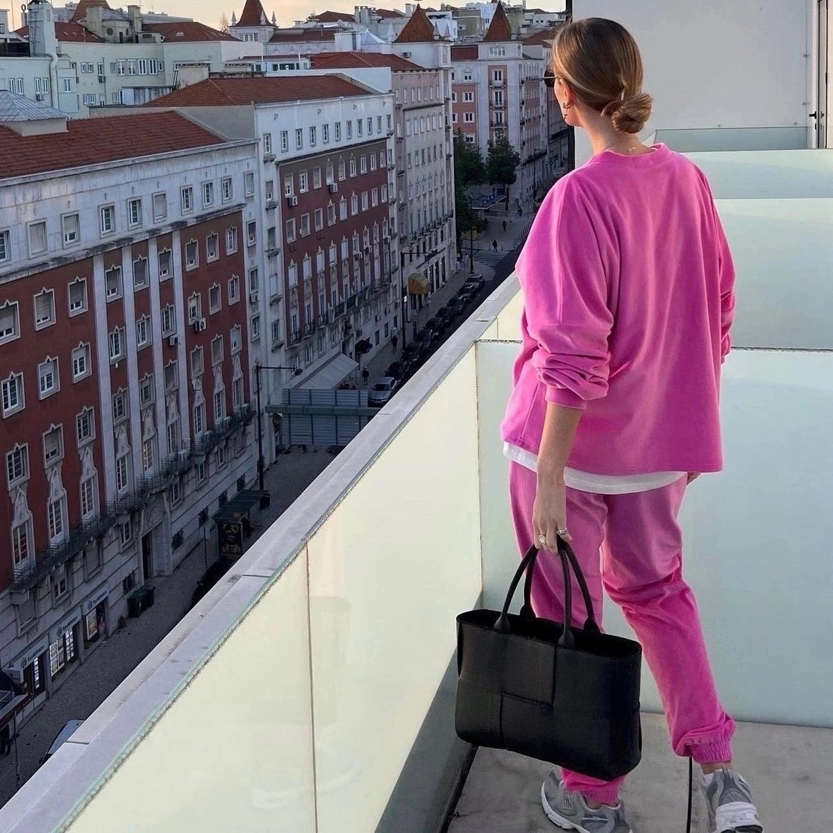 Ensemble de détente en velours luxueux pour femmes avec col rond oversize et jogger taille haute Echo Archiv