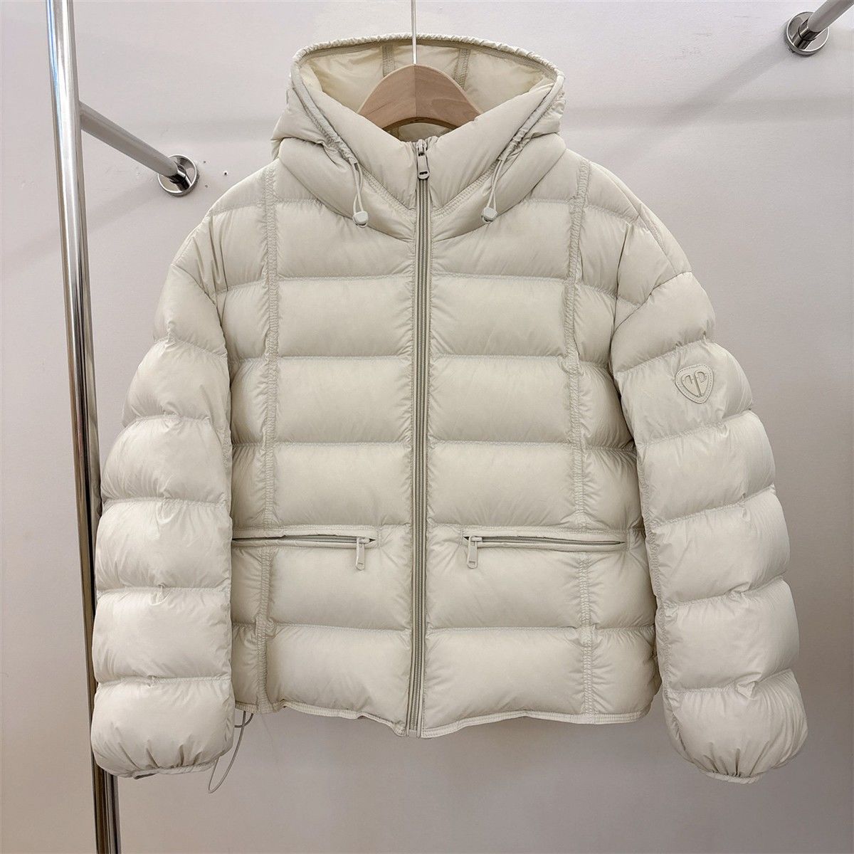 Veste thermo matelassée courte pour femmes avec capuche, poches zippées et bords élastiques Echo Archiv