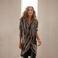 Cardigan en tricot drapé pour femmes avec effet enveloppant, tombé doux et motif abstrait Echoarchiv