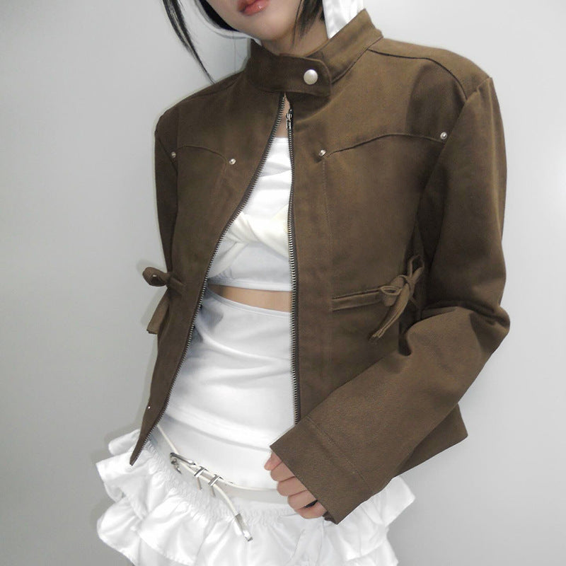 Veste courte cintrée pour femmes avec col montant, épaulettes, ceintures à la taille et fermeture éclair intégrale Echo Archiv